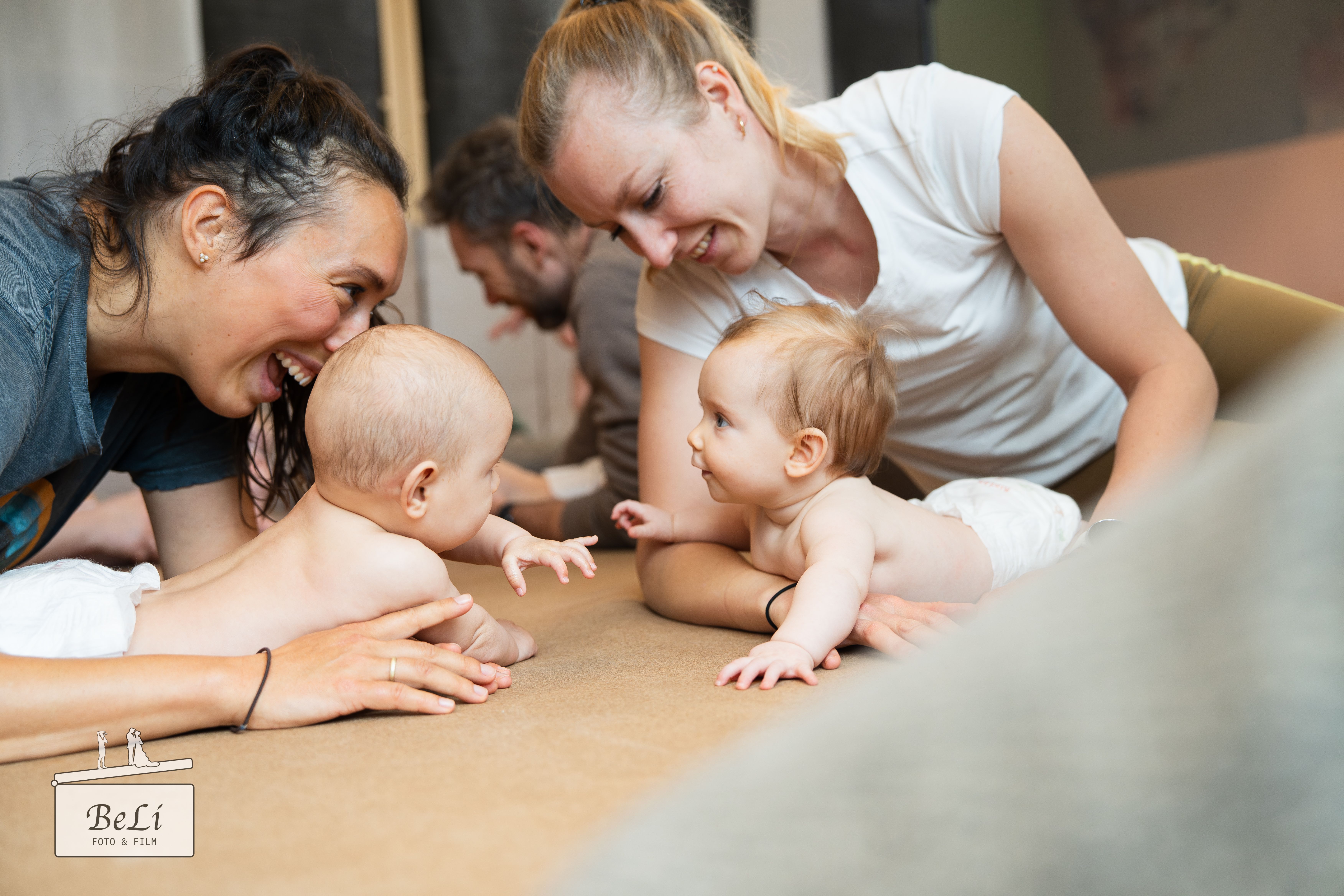 Mütter mit Babys im PEKiP